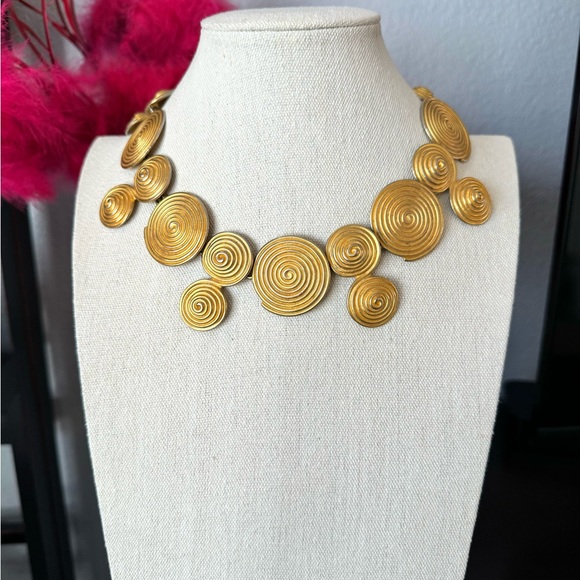Vintage Gold Tone Swirl Circle Necklace - Picture 5 of 11